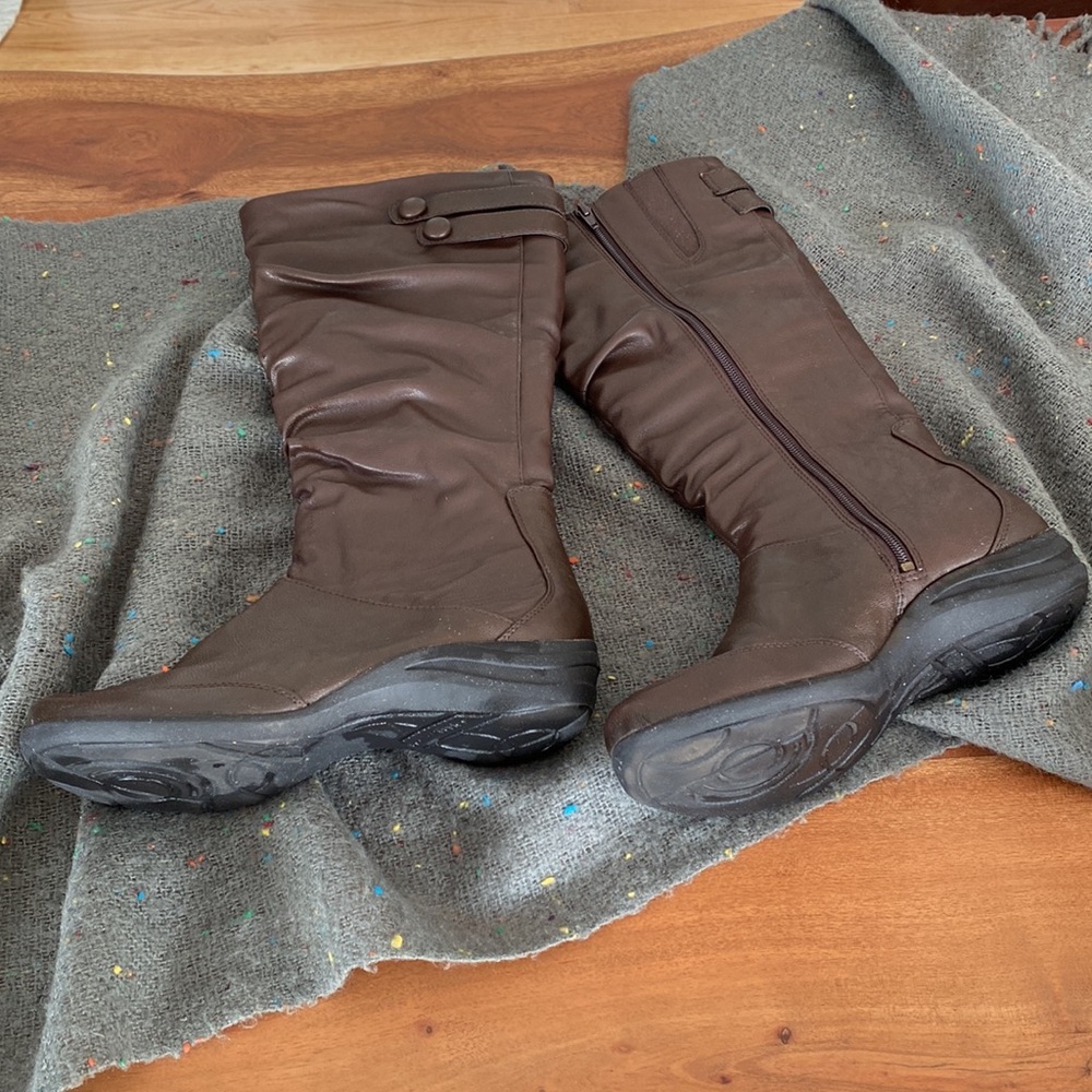 Boots Hush Puppies, size 10 US, wide. Worn, but in great condition